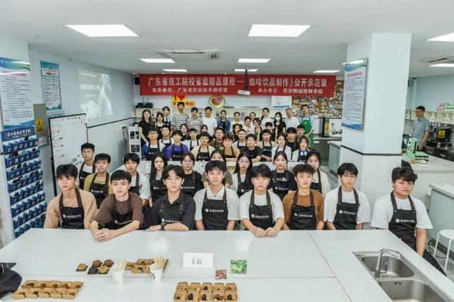 鹏城技师学院学费多少(深圳鹏城技师学院一年的学费多少)